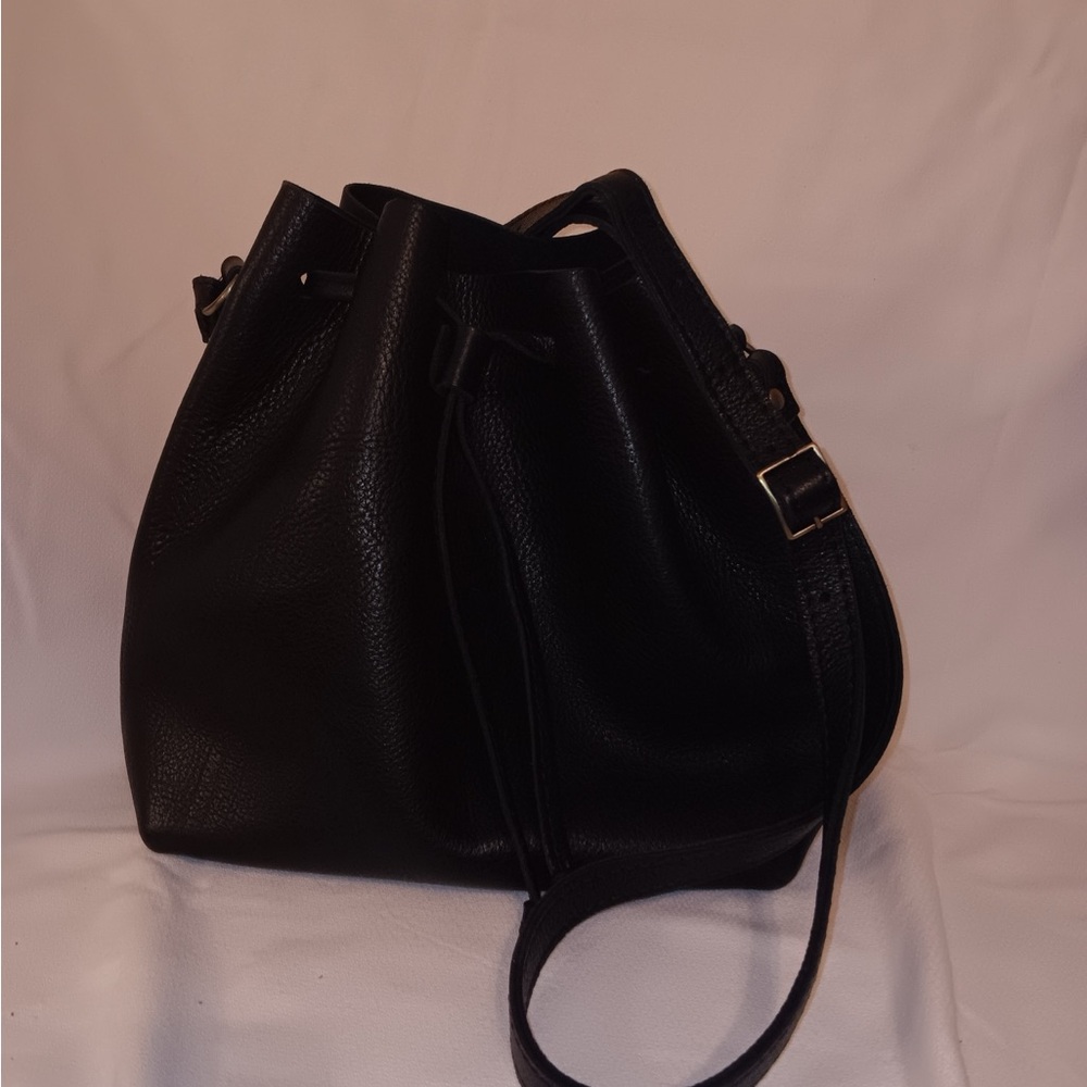Portland, black leather bucket bag